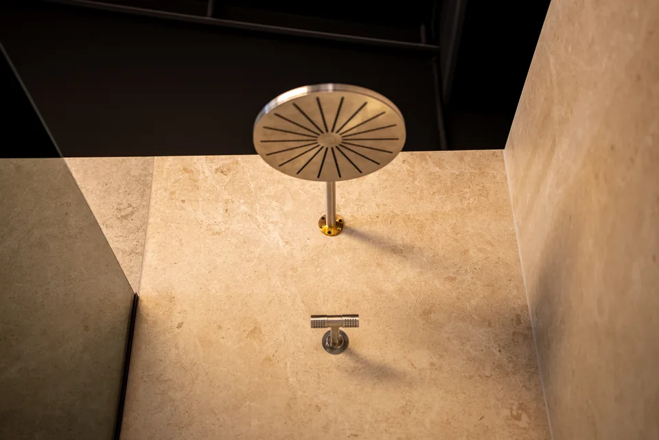 Regendusche im Arvion-Showroom