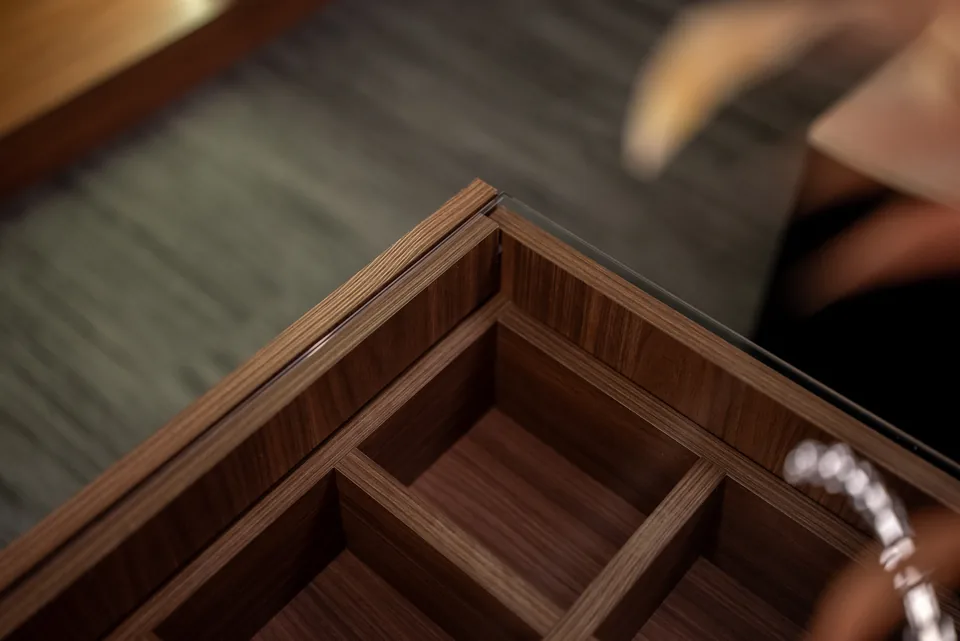 Innenaufteilung einer Holzschublade im Arvion-Showroom